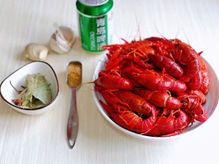 2、爆炒小龙虾,准备好其它食材。