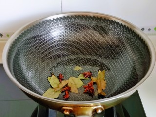 3、爆炒小龙虾,起油锅，加入香叶，八角煸炒出香味儿。