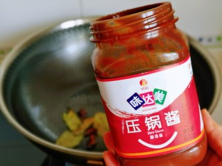 4、爆炒小龙虾,再加入压锅酱，带有一丝丝辣味。