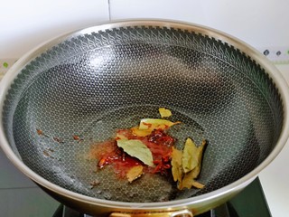 5、爆炒小龙虾,小火煸炒。