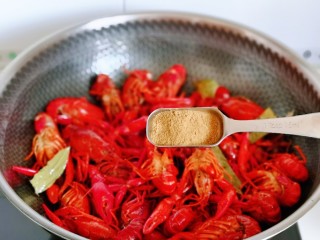 7、爆炒小龙虾,再加入十三香翻炒。