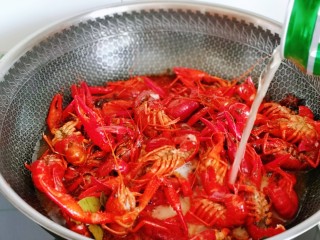 8、爆炒小龙虾,加入一罐啤酒，不要加水哈！