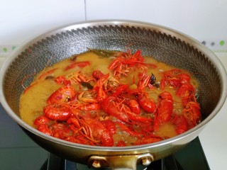 11、爆炒小龙虾,大火收汁，不要将汤汁收干哈，有点汤汁更好吃。