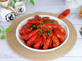 12、爆炒小龙虾,盛出装盘，撒上葱花。