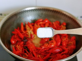 10、爆炒小龙虾,按个人口味加入盐。