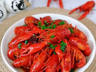 14、爆炒小龙虾,自己在家做实惠又好吃。