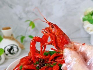 15、爆炒小龙虾,喜欢的做起来，自己在家轻松做出大厨的味道！