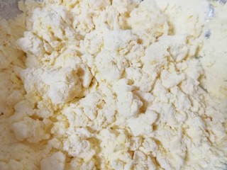 2、月牙蒸饺,缓缓的加入开水,一边加一边用筷子搅拌成絮状。