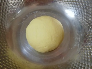 3、月牙蒸饺,揉成光滑的面团,盖上保鲜膜饧半个小时。