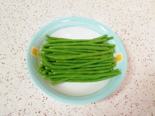 4、月牙蒸饺,豇豆摘好洗干净焯水,控干水分备用。