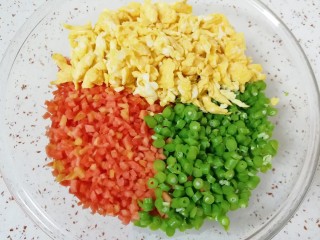 6、月牙蒸饺,红萝卜和豇豆切碎放在盆里,加入炒好的鸡蛋。