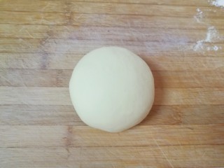 9、月牙蒸饺,饧好的面团揉光。