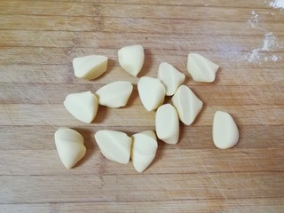 10、月牙蒸饺,搓成长条,切成大小一致的小剂子。