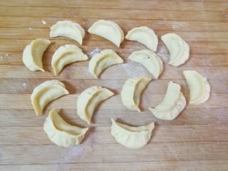 12、月牙蒸饺,包成月牙形状的蒸饺。