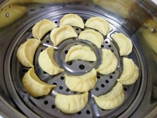 13、月牙蒸饺,蒸锅内放水,篦子上刷上一层食用油,放上做好的月牙蒸饺,凉水上锅,上汽后转中火蒸20分钟关火,焖3-5分钟出锅。