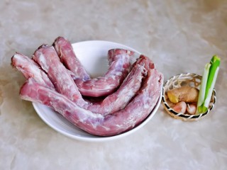1、麻辣鸭脖,准备食材。