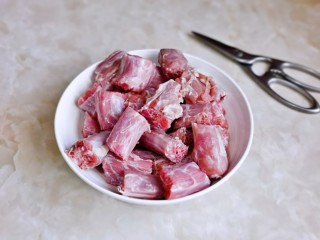 2、麻辣鸭脖,鸭脖洗干净后用食品剪刀剪小段。