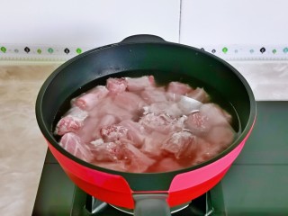3、麻辣鸭脖,焯水：冷水下锅大火烧开煮2-3分钟，捞出用冷水冲洗干净。