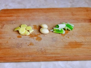 4、麻辣鸭脖,葱姜蒜去皮切好。