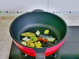 6、麻辣鸭脖,起油锅，加入香料煸炒小火煸炒出香味。