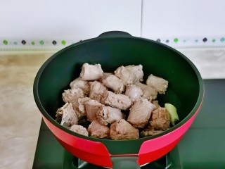 7、麻辣鸭脖,加入鸭脖翻炒。