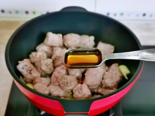8、麻辣鸭脖,加入料酒。