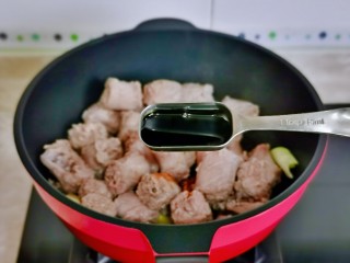 9、麻辣鸭脖,加入红烧酱油。