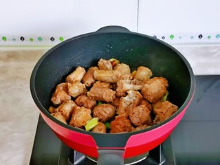 10、麻辣鸭脖,小火翻炒2分钟。