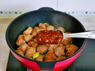 11、麻辣鸭脖,再加入麻辣豆瓣酱翻炒均匀。