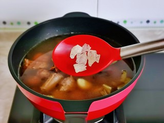 13、麻辣鸭脖,再加入冰糖。