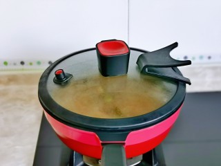 14、麻辣鸭脖,盖上盖子烧开后转小火炖30分钟左右。