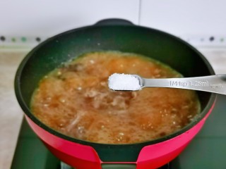 15、麻辣鸭脖,鸭脖炖烂后按个人口味加入盐。