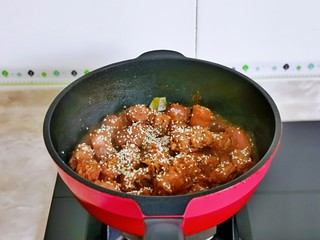 16、麻辣鸭脖,大火收汁至浓稠，撒上熟白芝麻，翻炒均匀关火。