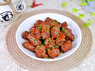 17、麻辣鸭脖,盛出装盘，撒上葱花，红辣椒段。