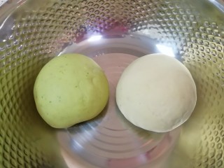 1、猪肉白菜水饺,高筋面粉中分次加入菠菜汁和成绿色的面团,加入温水和盐和成白色的面团,两个面团分别揉光,盖上保鲜膜饧发半个小时。