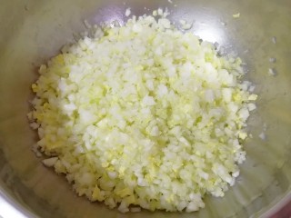 2、猪肉白菜水饺,放入盆里,加一勺盐搅拌均匀,静置15分钟左右,用笼布包起来捏去水分。