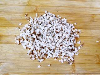 3、猪肉白菜水饺,香菇洗干净剁碎。