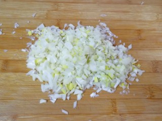 4、猪肉白菜水饺,大葱洗干净切成葱花碎。