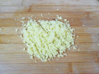 5、猪肉白菜水饺,生姜去皮洗干净剁成末。