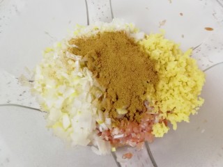 6、猪肉白菜水饺,准备好的肉馅里放上葱姜和十三香。