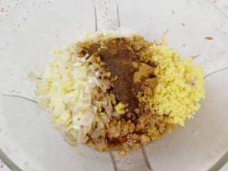 7、猪肉白菜水饺,炒锅内倒入适量的食用油烧热,浇在十三香上面,把肉馅搅拌均匀。