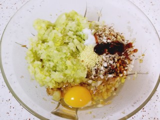 8、猪肉白菜水饺,加入香菇和攥去水分的白菜,放盐、糖、鸡精、酱油、蚝油和香油,打入一个鸡蛋。