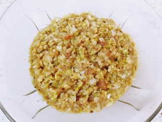 9、猪肉白菜水饺,搅拌均匀,饺子馅就做好了,很香的。