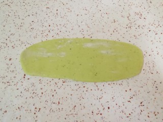 11、猪肉白菜水饺,饧好的绿色面团取一块揉光,擀成接近于长方形,不要太薄。