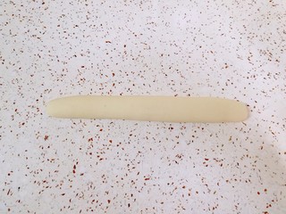 10、猪肉白菜水饺,饧好白色面团取一块揉光,搓成长条状。