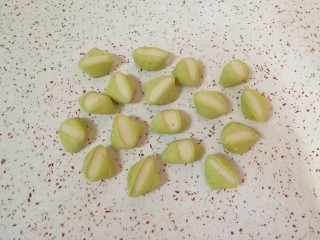 13、猪肉白菜水饺,切成小剂子。