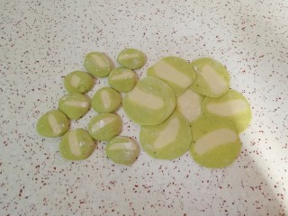 14、猪肉白菜水饺,把小剂子压扁,擀成饺子皮。