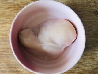 1、追剧小零食,香辣诱人的鸡胸肉片,鸡胸脯一块洗干净。