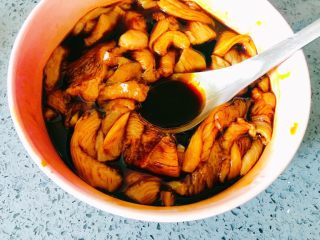 3、追剧小零食,香辣诱人的鸡胸肉片,加入老抽,耗油,生抽,料酒,盐和糖腌制一下。