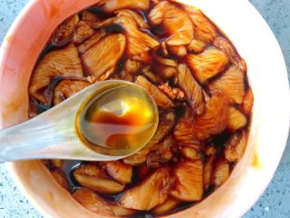 5、追剧小零食,香辣诱人的鸡胸肉片,加入一勺食用油,锁住鸡肉,肉质更嫩。放置半个小时左右。